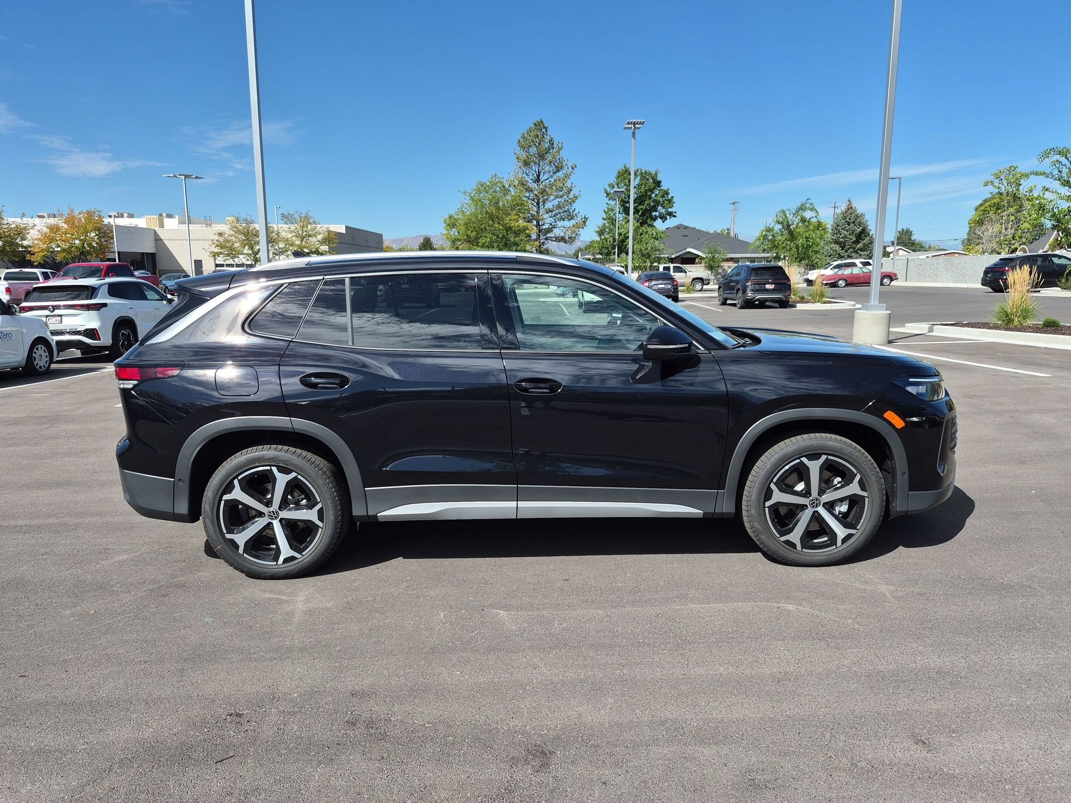 New 2026 Deep Black Pearl Volkswagen SE image 2
