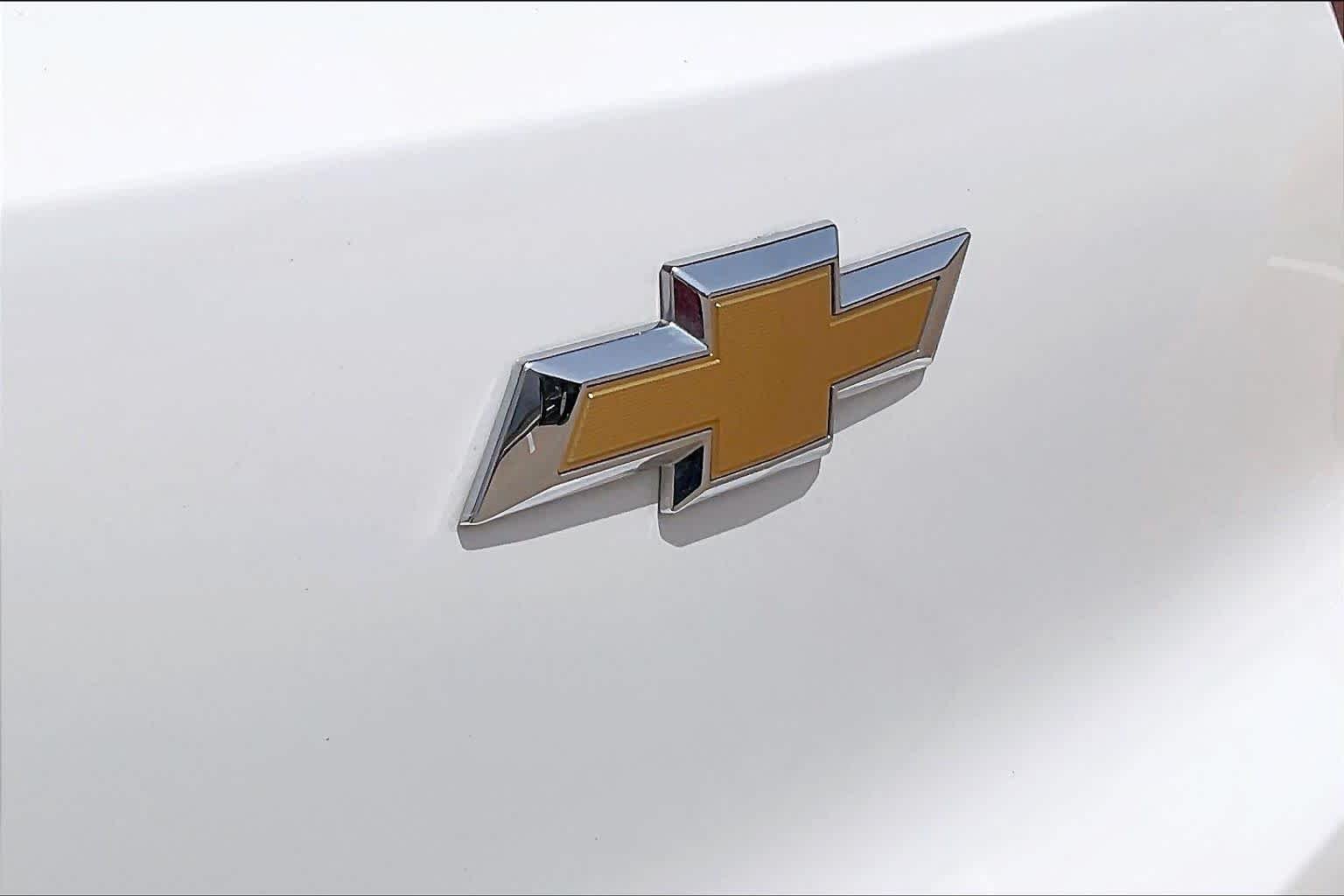 Used 2025 Summit White Chevrolet LS image 29
