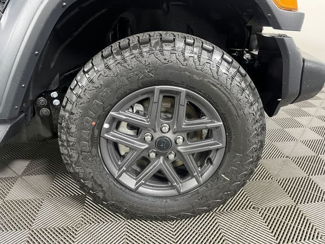 New 2026 Granite Crystal Metallic Clearcoat Jeep Sport S image 5