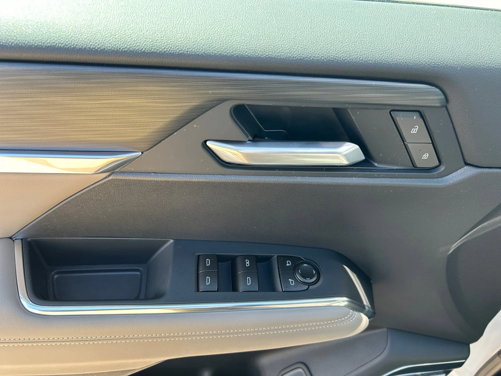 New 2026 Summit White GMC Elevation AWD image 17
