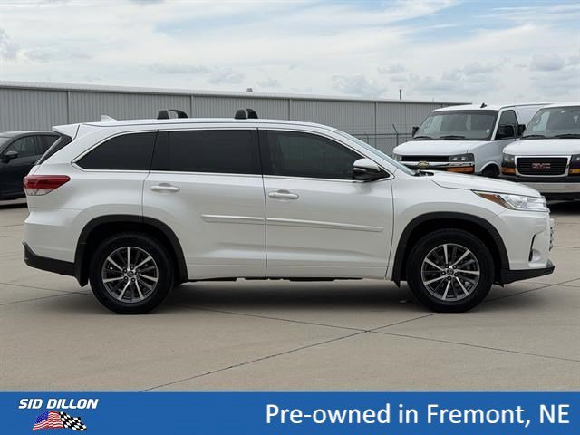 Used 2018 Blizzard Pearl Toyota XLE image 3