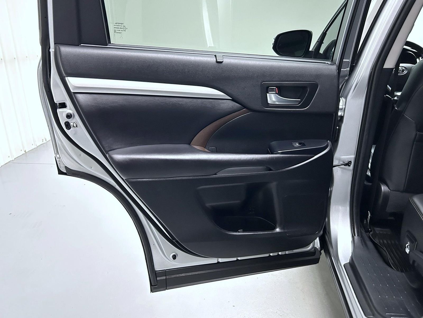 Used 2019 Silver Toyota XLE image 21