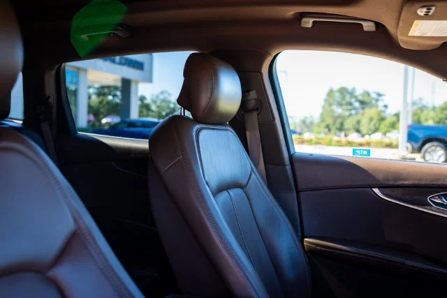 Used 2016 Luxe Metallic Lincoln Reserve image 8