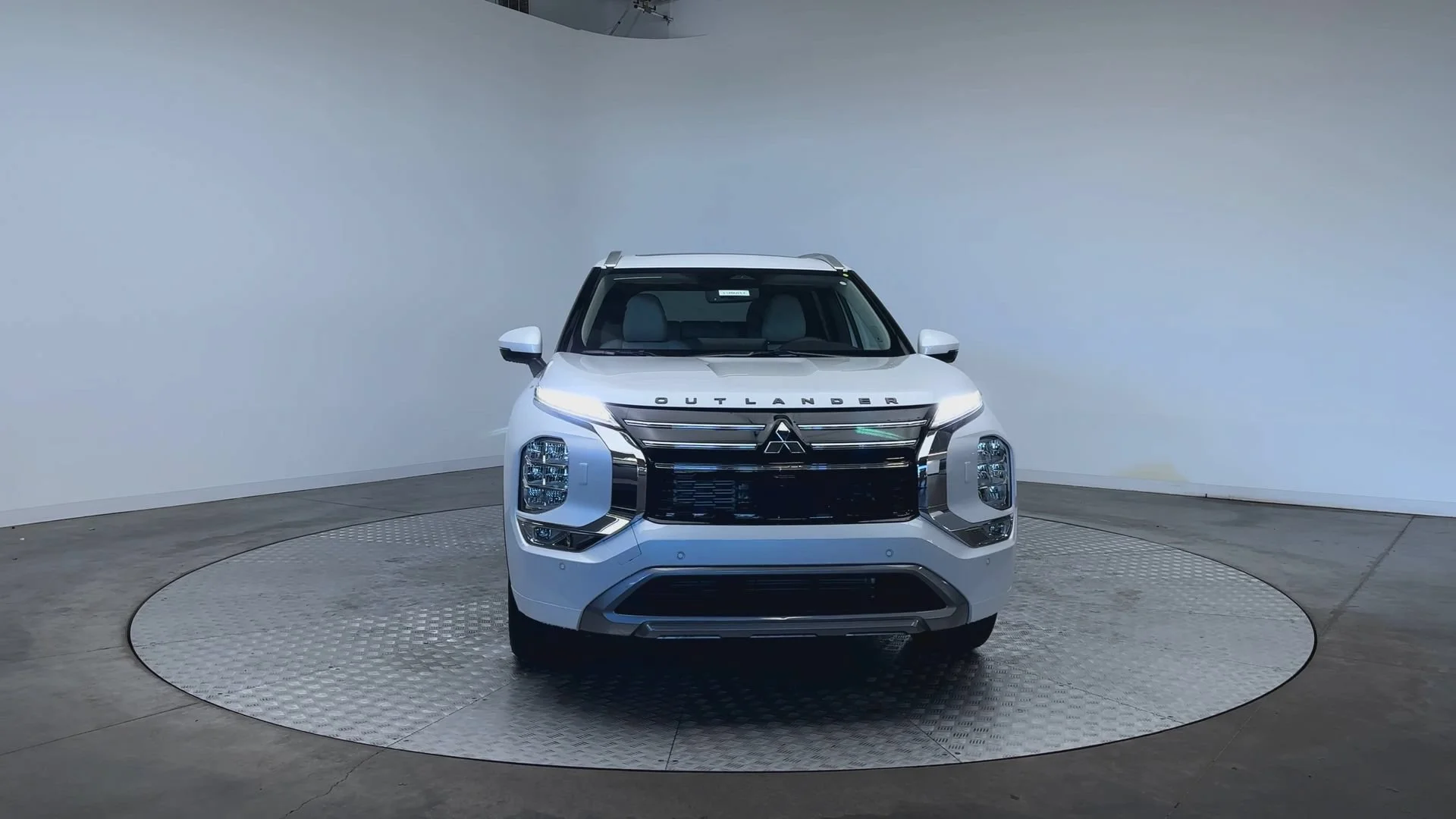 New 2026 White Diamond Mitsubishi SEL image 3