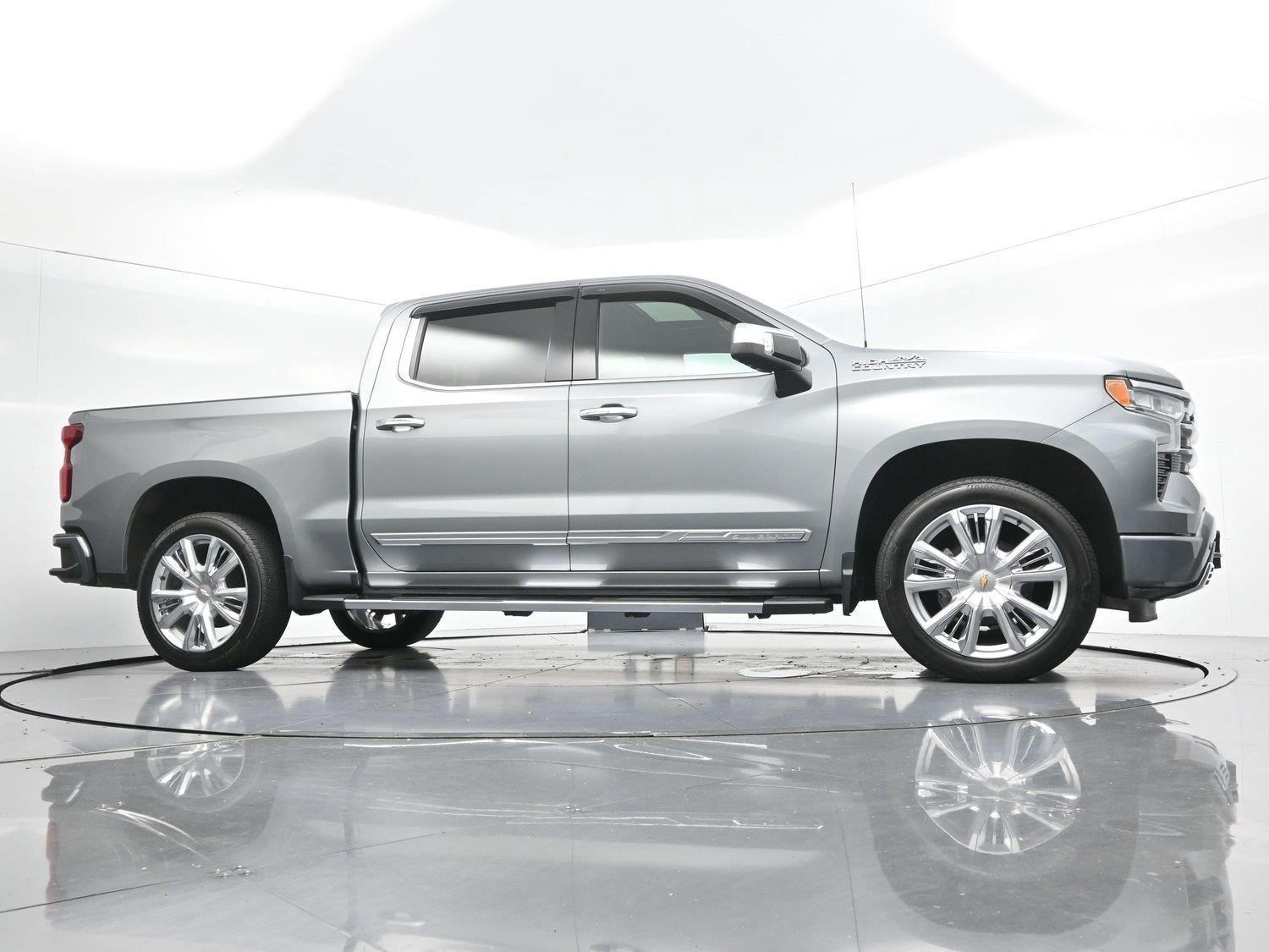 Used 2023 STERLING GRAY METALLIC Chevrolet High Country image 45