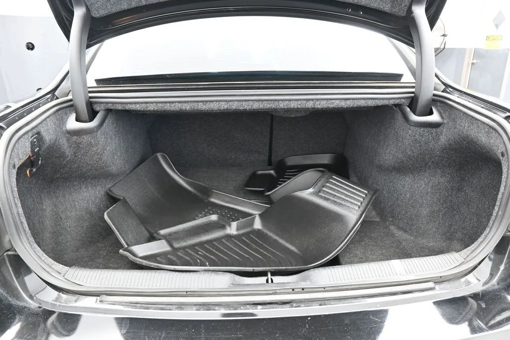 Used 2023 Pitch Black Clearcoat Dodge SXT image 30