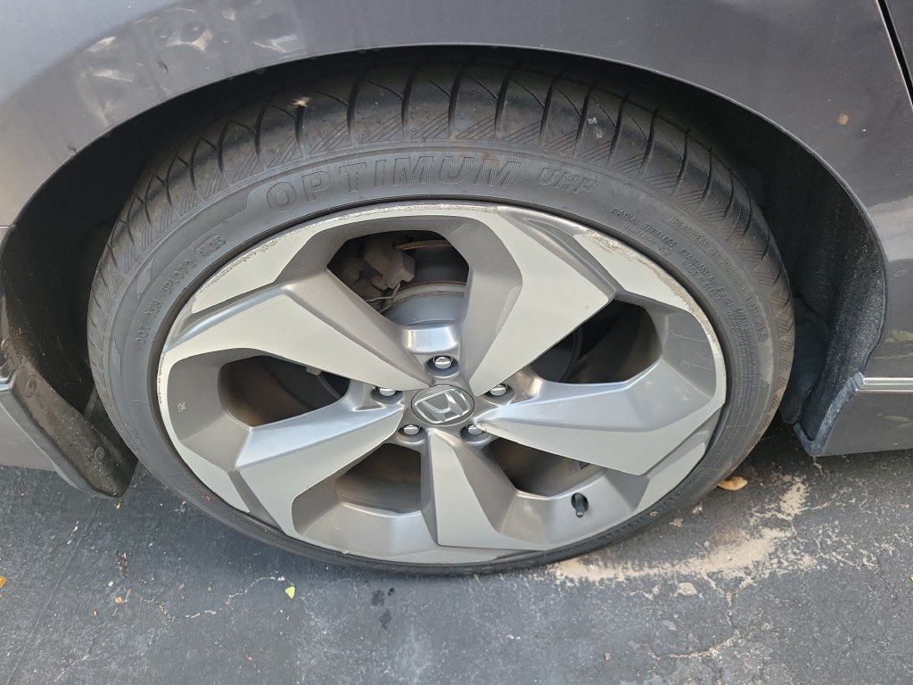 Used 2018 Modern Steel Metallic Honda Touring image 11