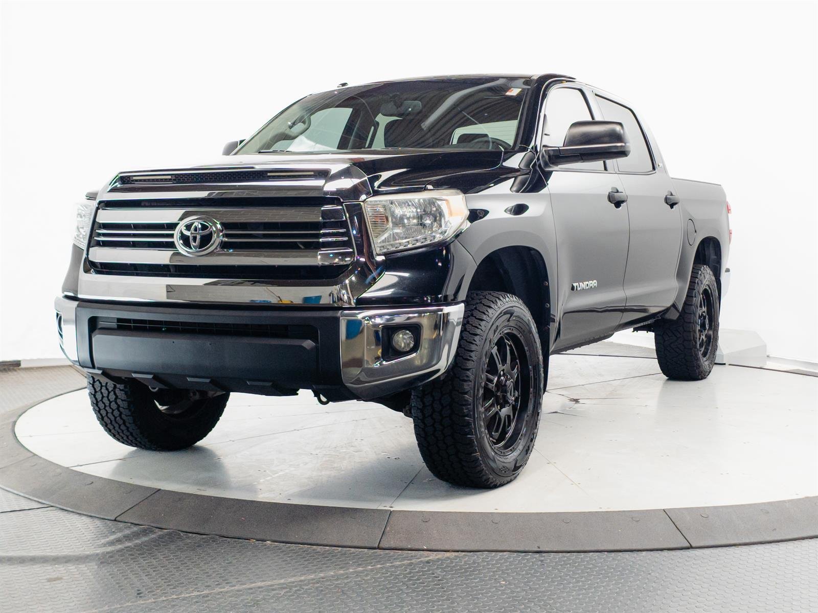 Used 2016 Black Toyota SR5 image 3