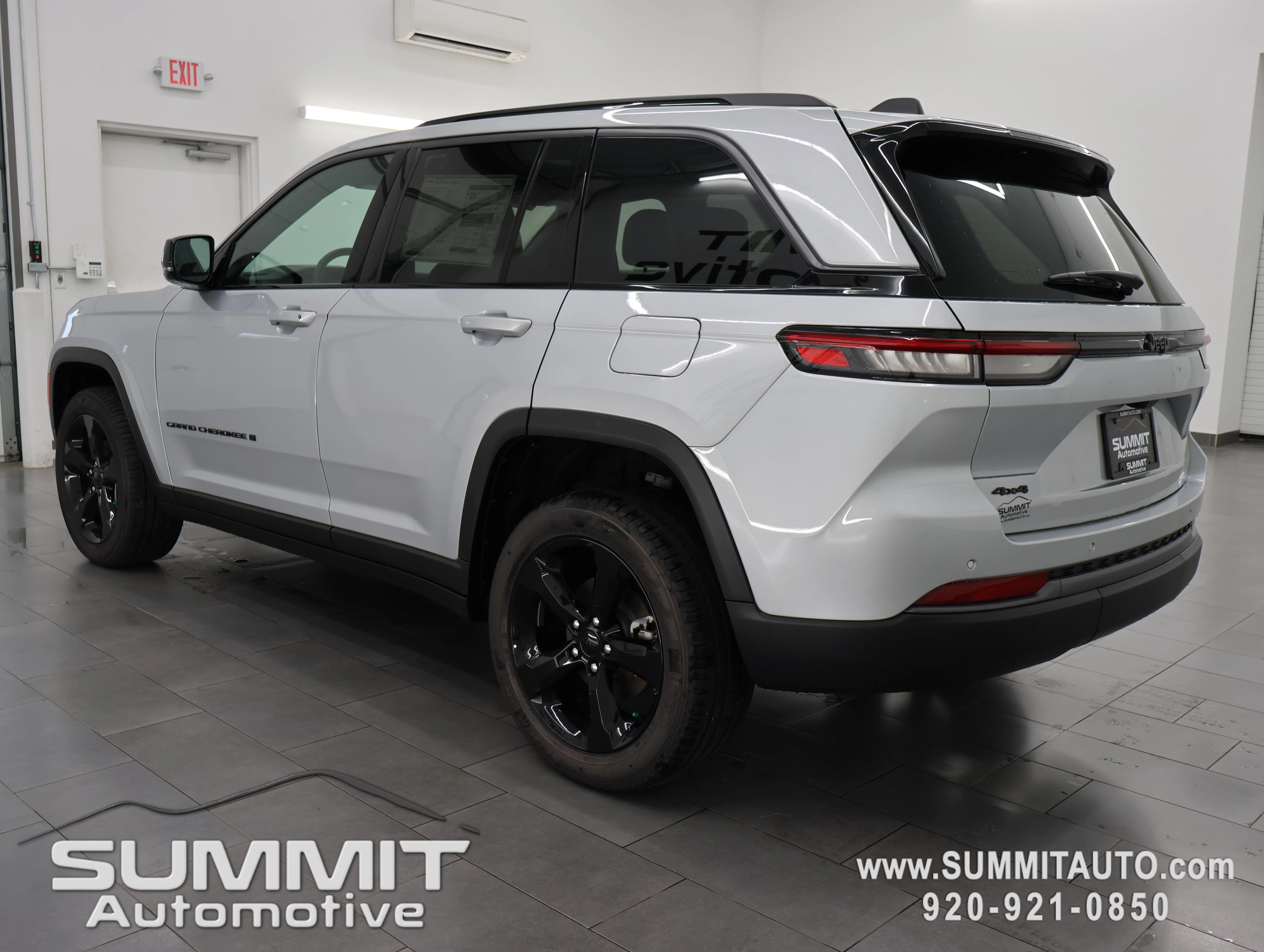 New 2026 Silver Zynith Exterior Paint Jeep Limited image 6