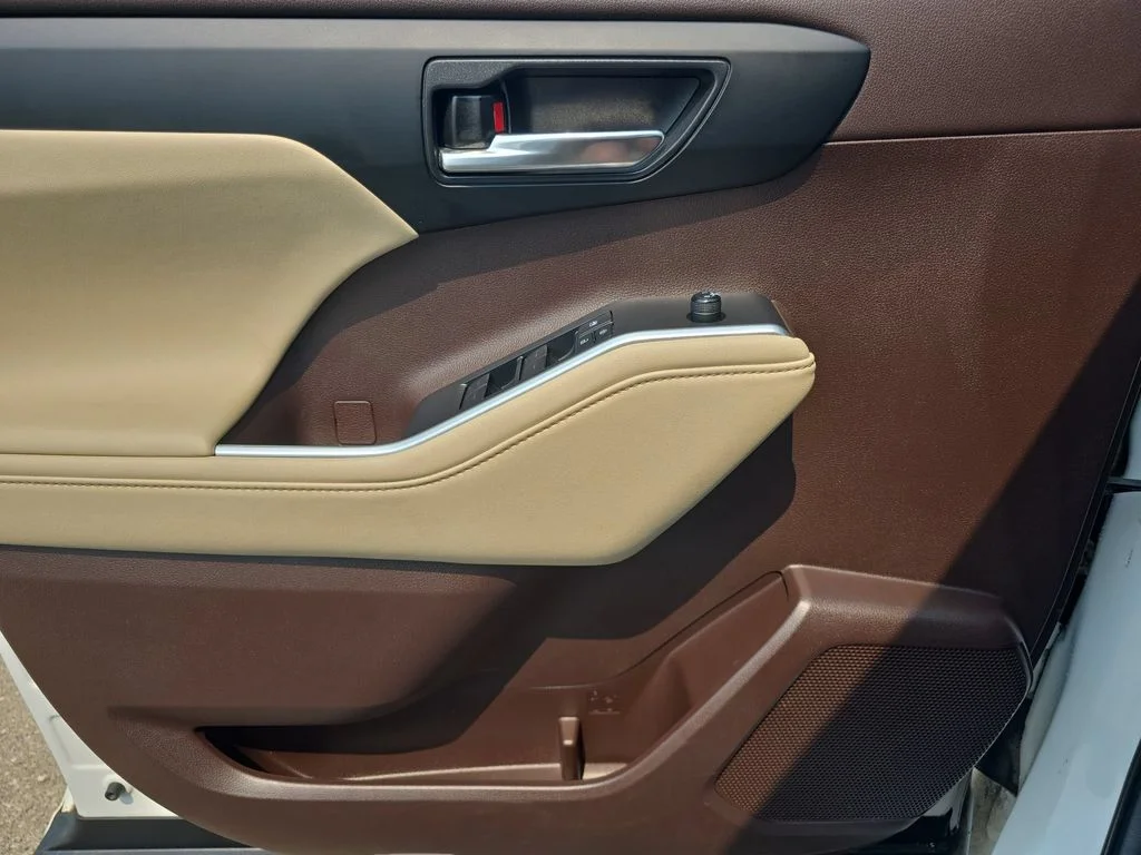 Used 2021  Toyota XLE image 18