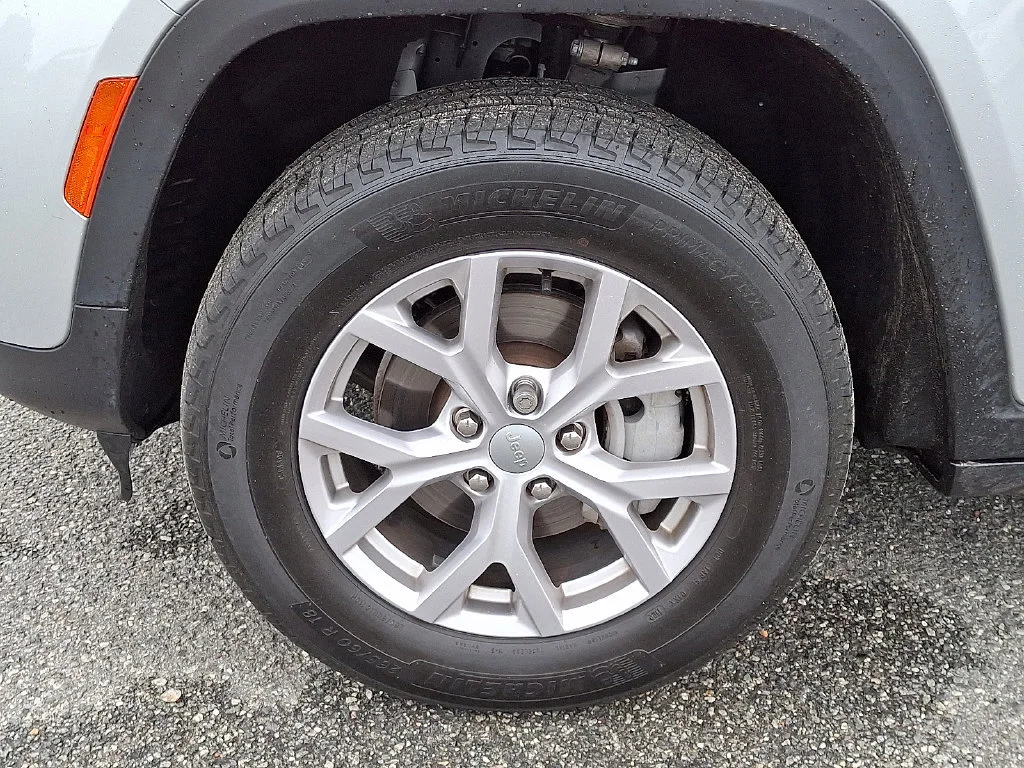 Used 2022 Silver Jeep Limited 4x4 image 29
