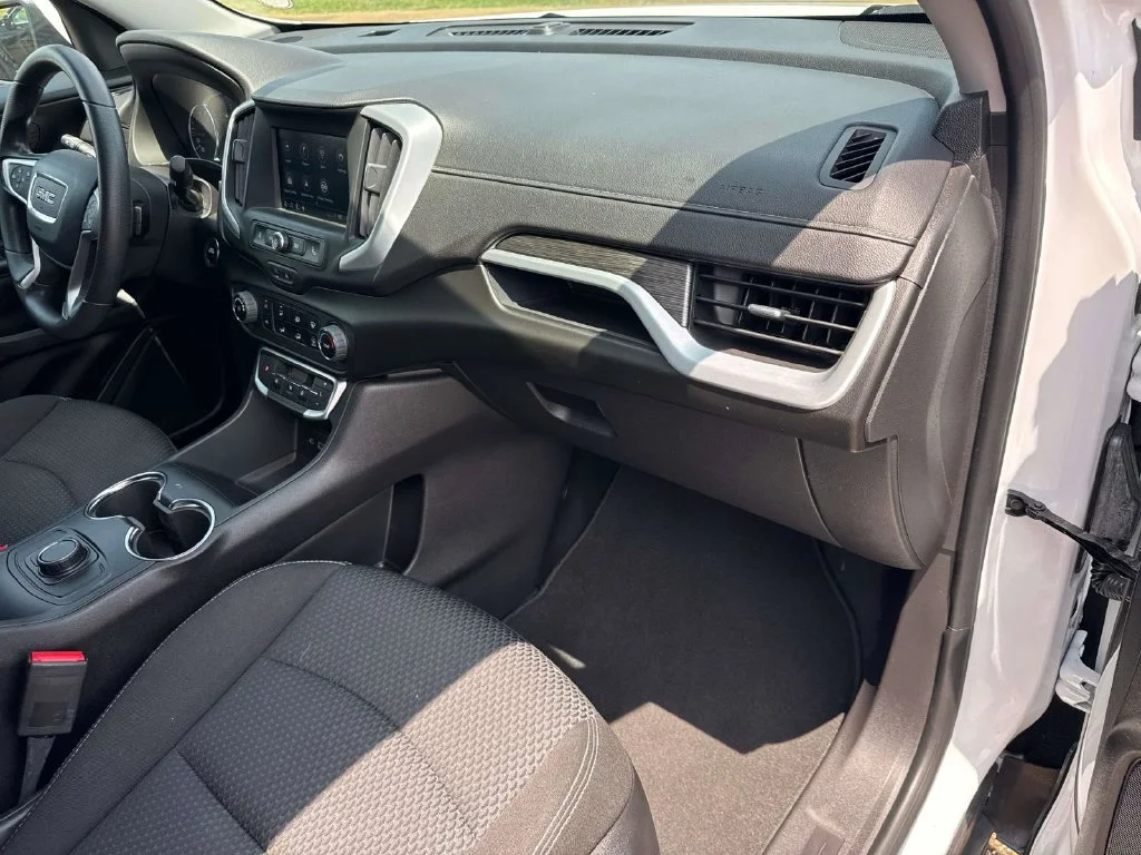 Used 2024 White GMC SLE image 20