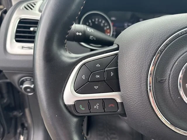 Used 2021 Granite Crystal Metallic Clearcoat Jeep Latitude image 21
