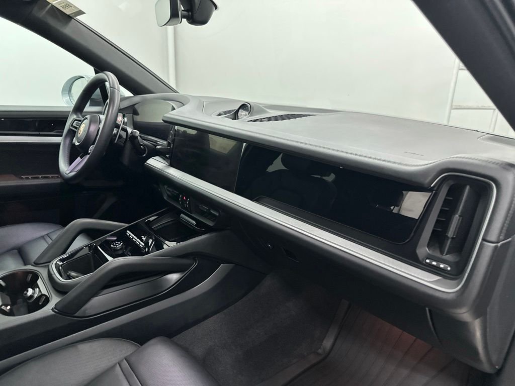 Used 2024  Porsche Base image 27