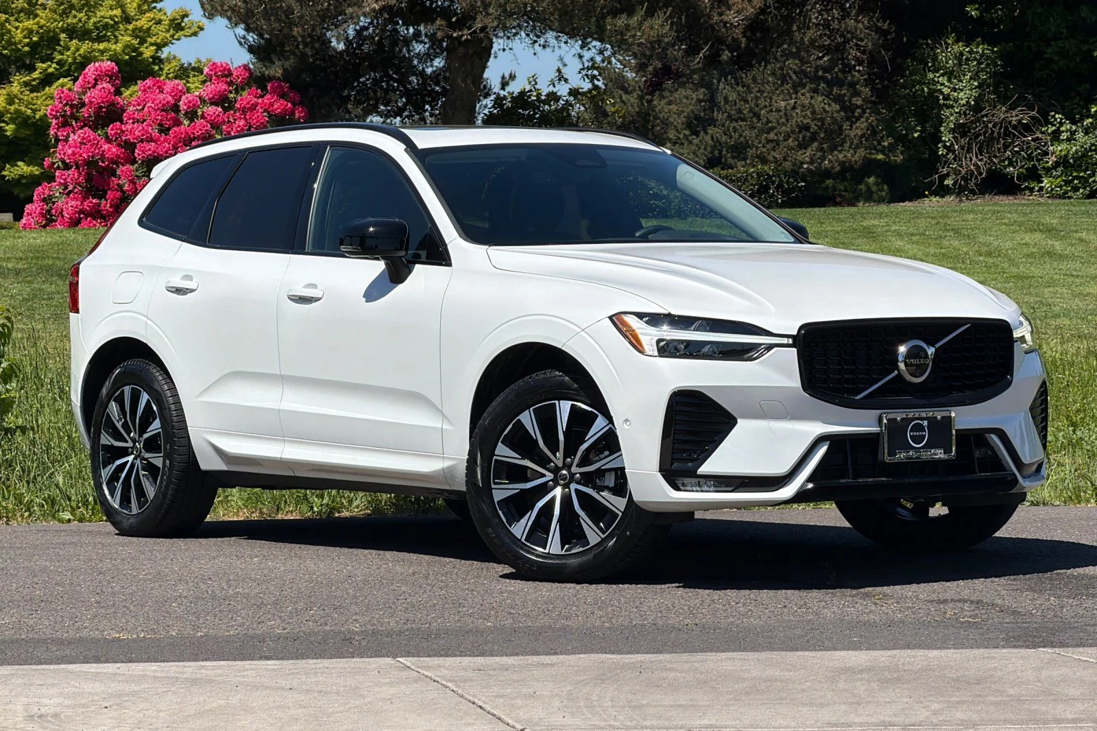 2025 Volvo XC60 B5 Plus Dark AWD's photo