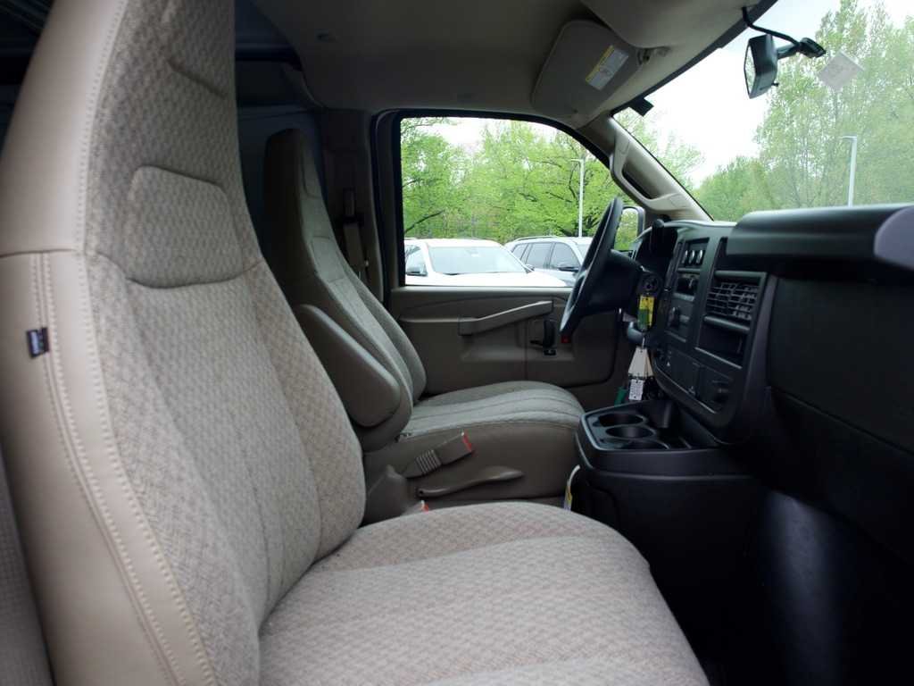 New 2026 Summit White GMC Work Van image 19