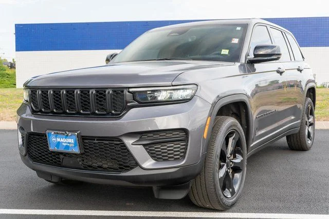 Used 2025 Gray Jeep Altitude X image 2