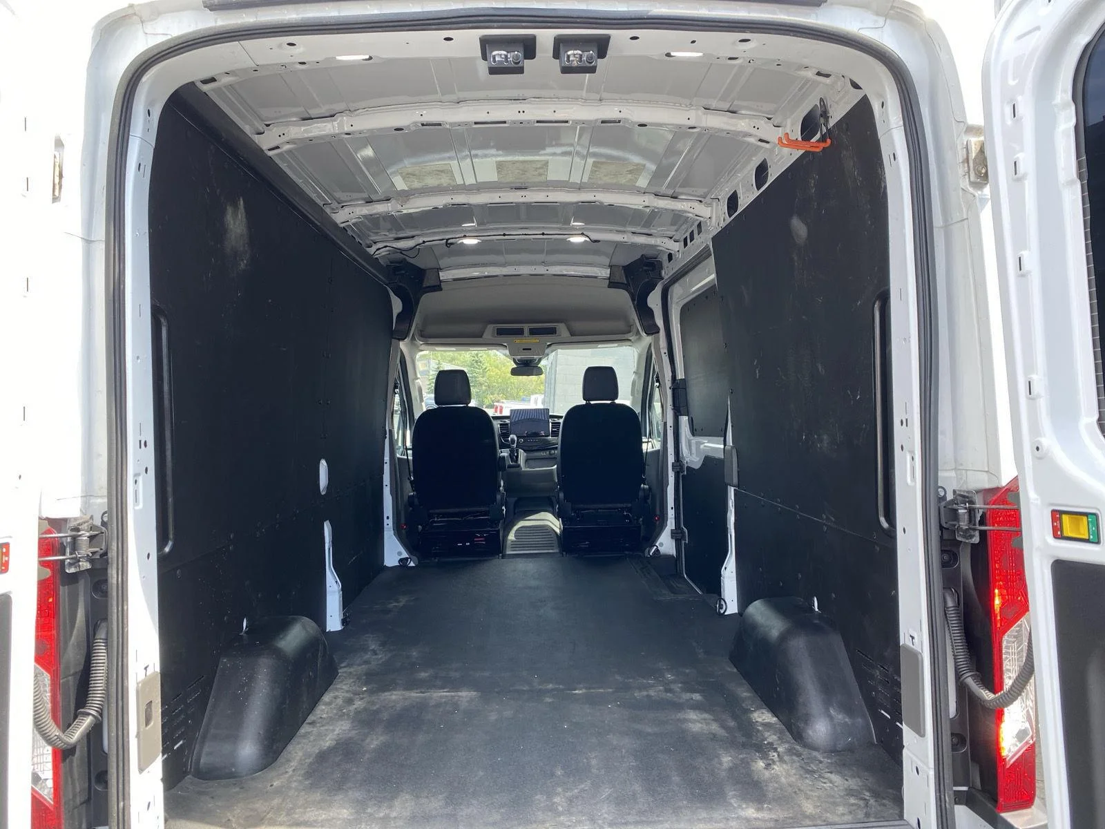 Used 2024  Ford T350 image 21