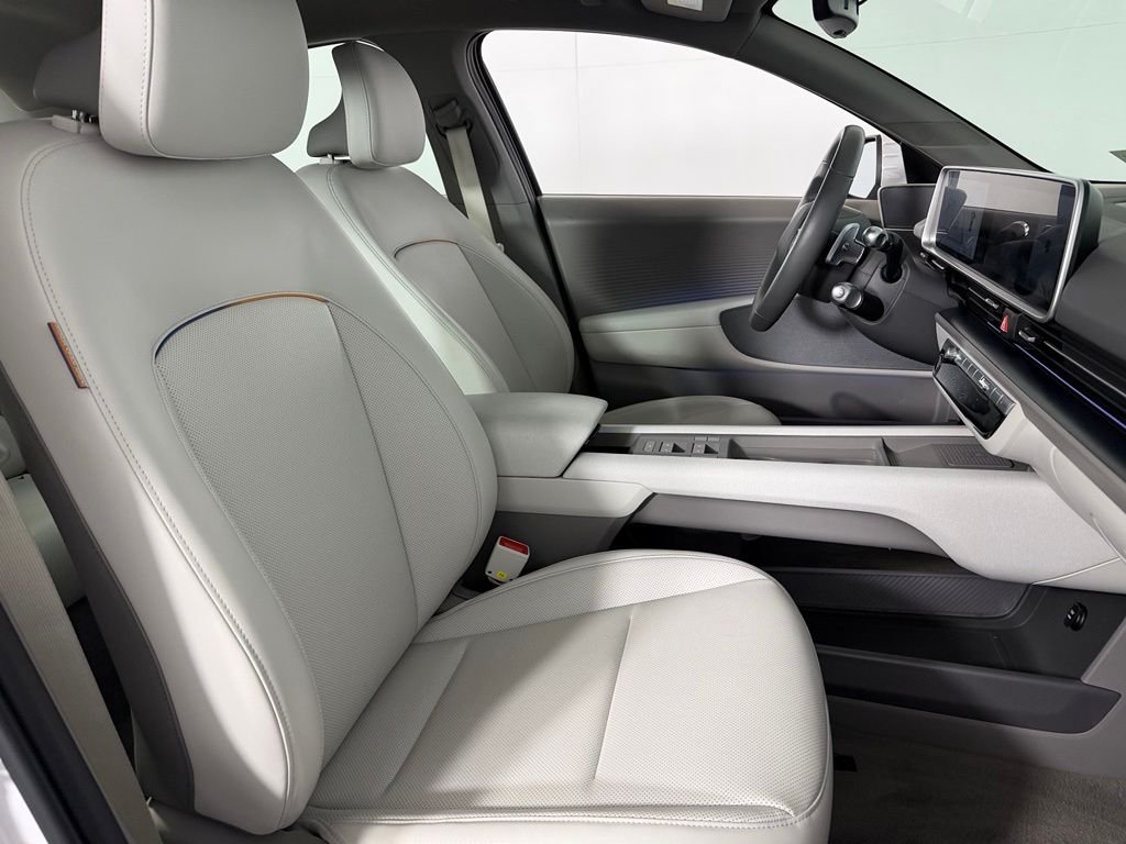 Used 2025 White Hyundai SEL image 33