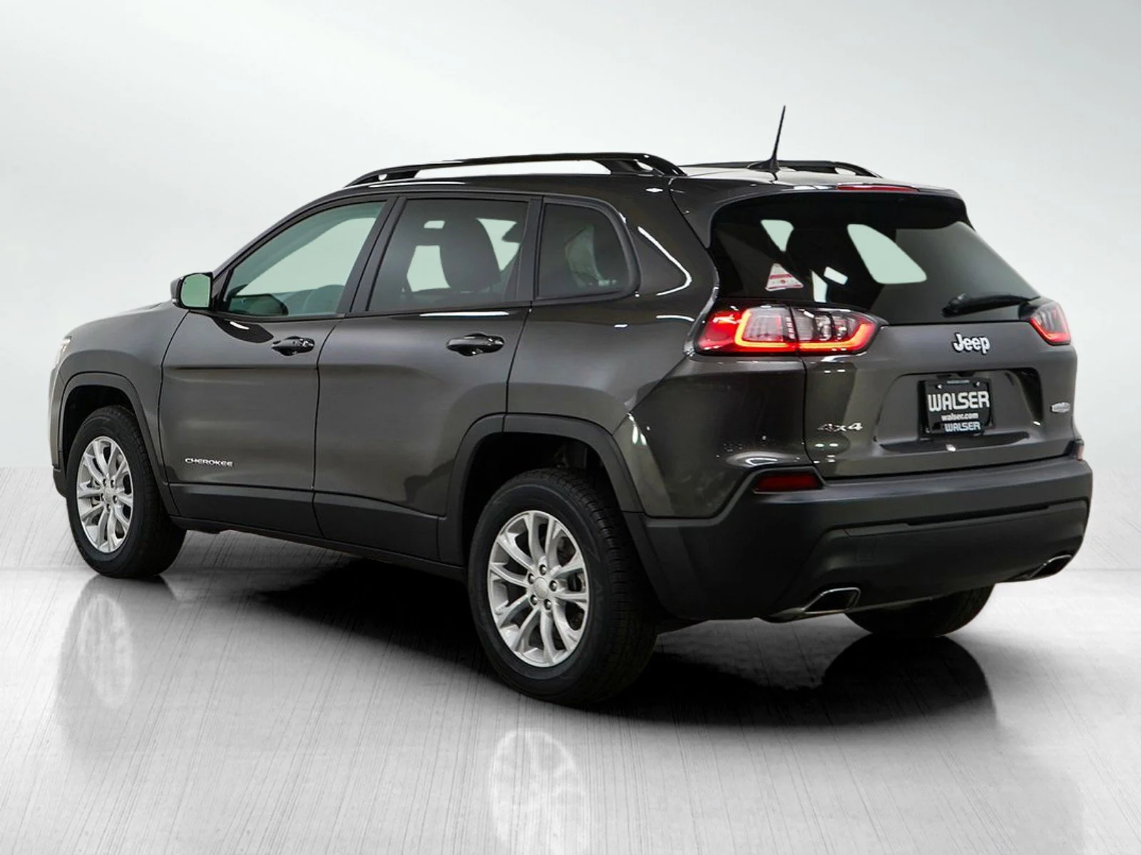 Used 2022 Granite Crystal Metallic Clearcoat Jeep Latitude Lux image 3