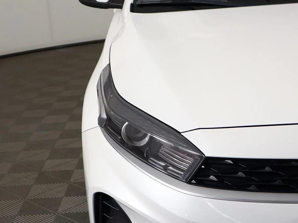 Used 2022 White Kia LXS image 15