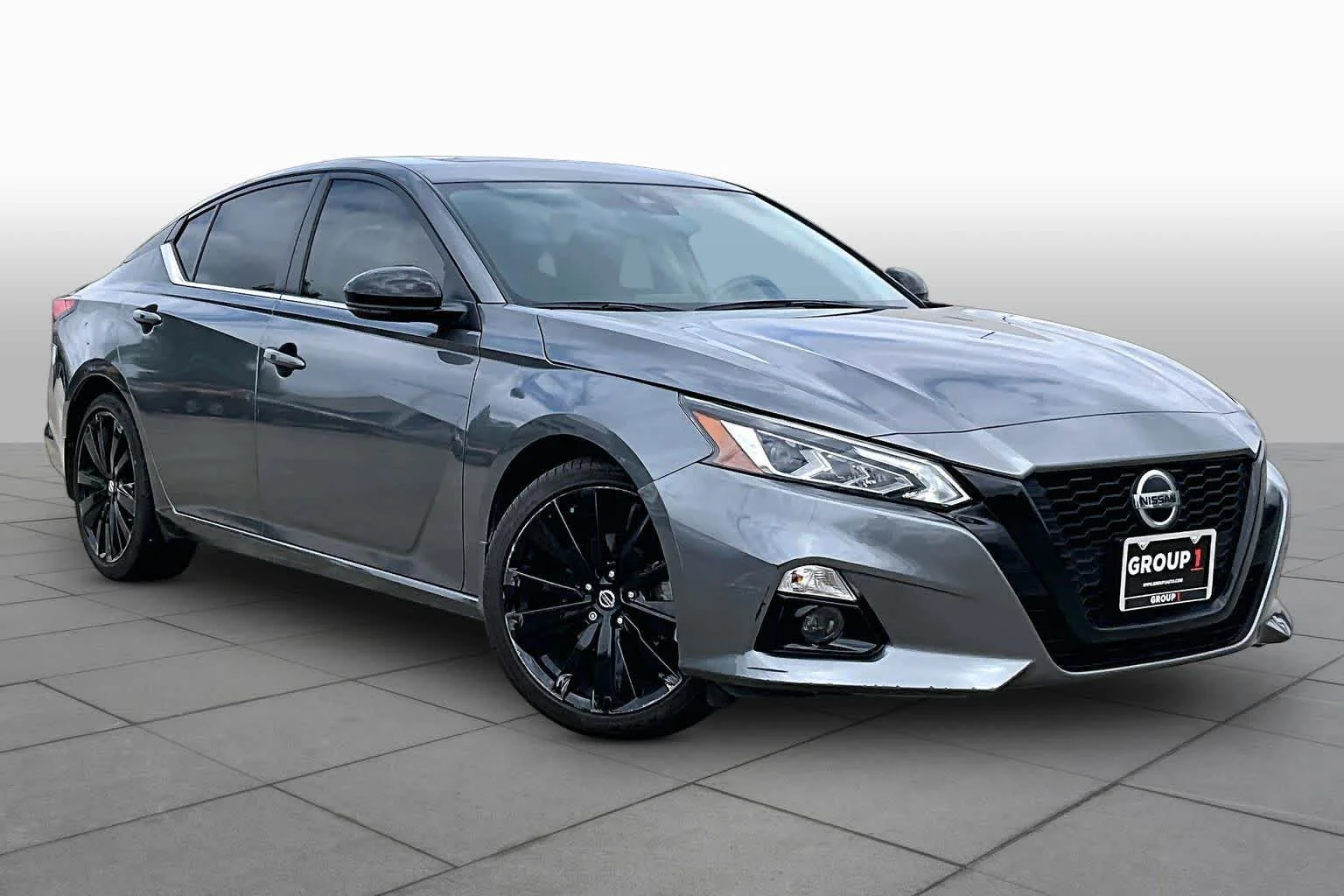 Used 2022 Gun Metallic Nissan 2.5 SR image 3