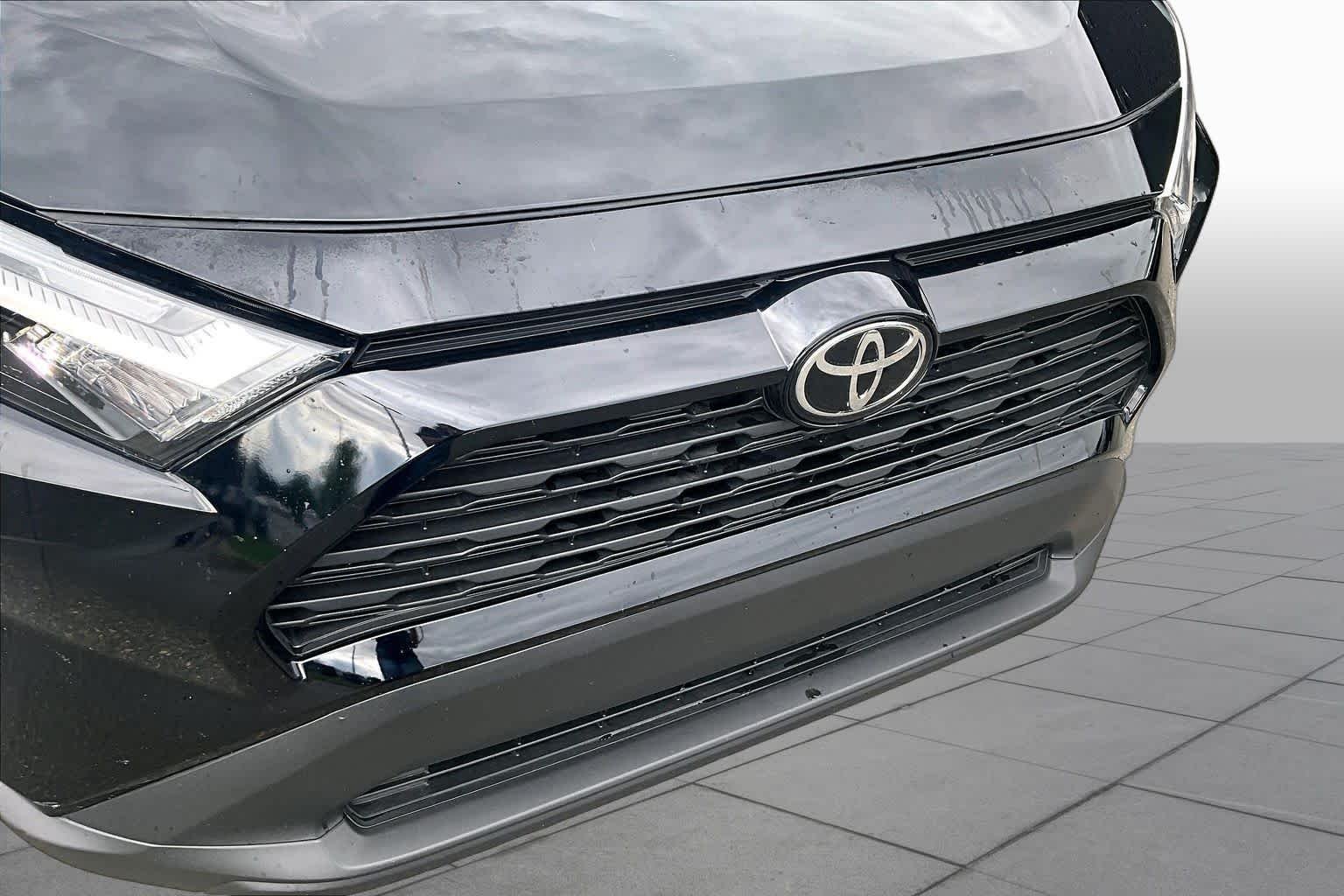 Used 2025 Midnight Black Metallic Toyota XLE image 30