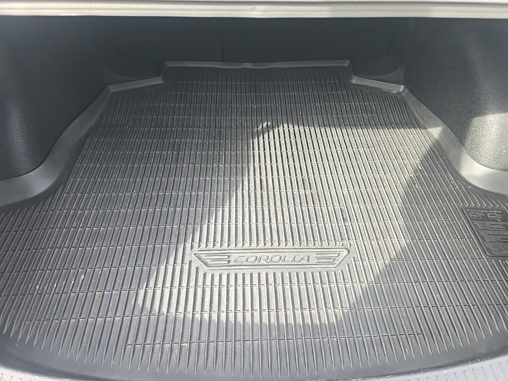 Used 2022  Toyota LE image 10
