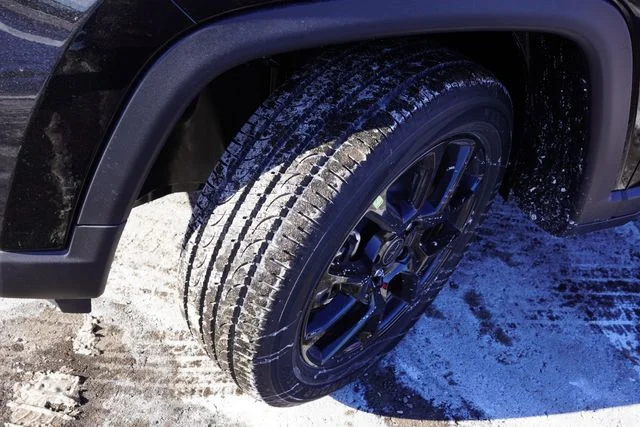 New 2026 Diamond Black Crystal Pearlcoat Jeep Latitude image 9