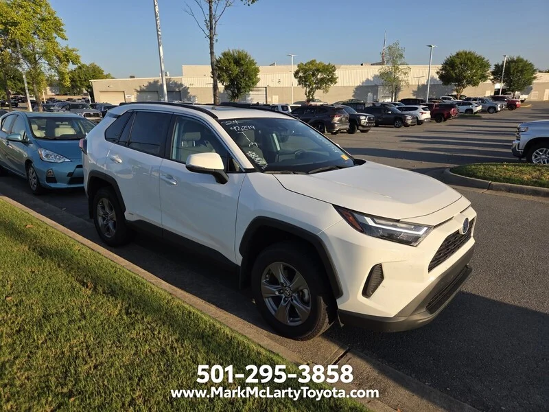 Used 2024 Ice TOYOTA XLE image 3