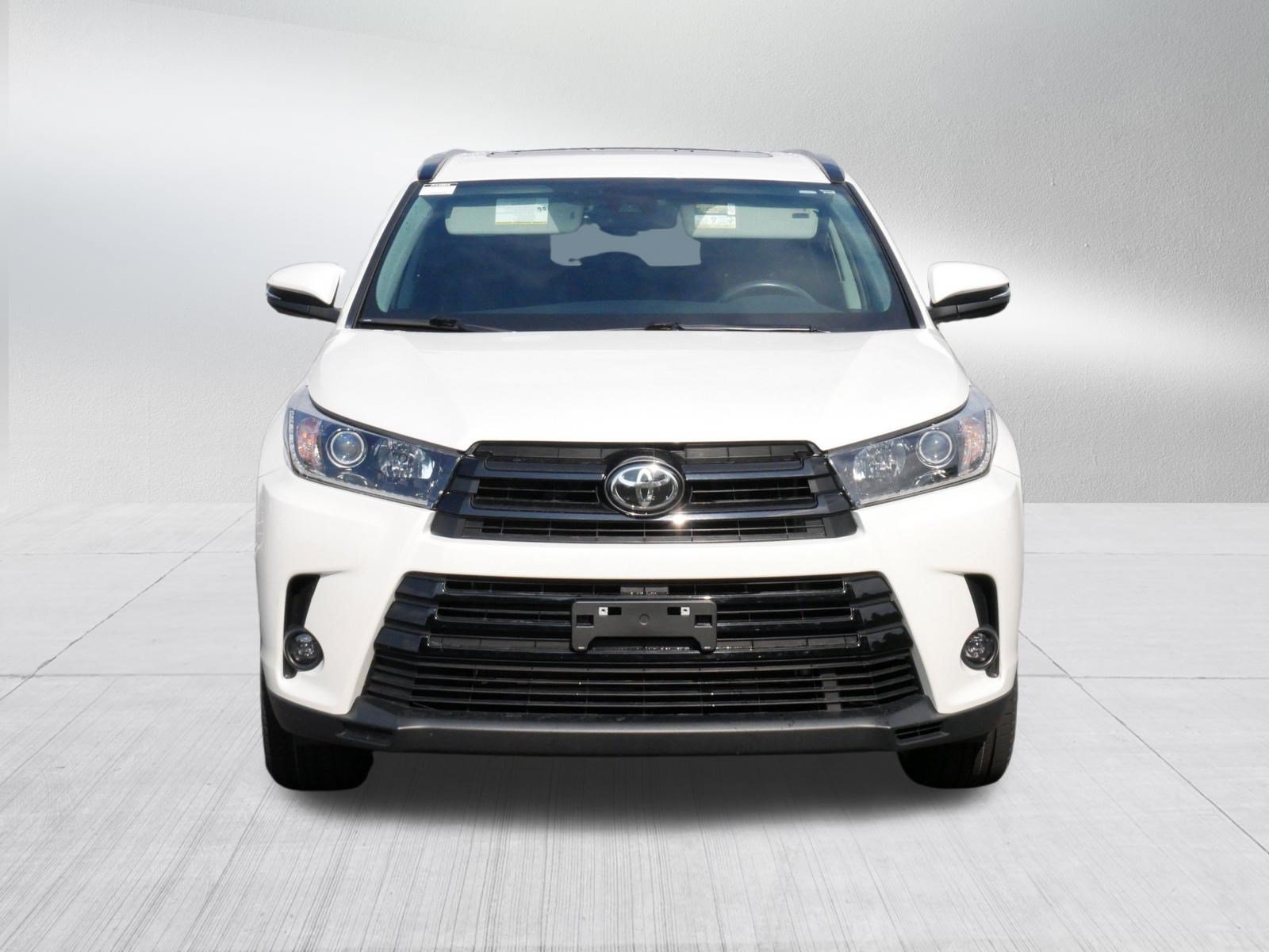 Used 2019 Toyota Highlander SE with VIN 5TDJZRFH3KS602693 for sale in Brooklyn Center, Minnesota