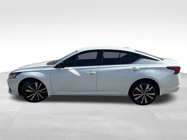 Used 2022 White Nissan 2.5 SR image 4