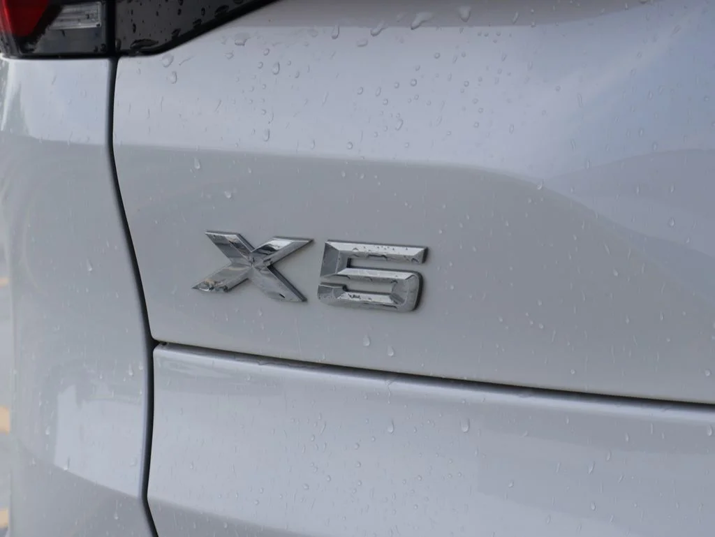 Used 2024 Mineral White Metallic BMW xDrive40i image 8