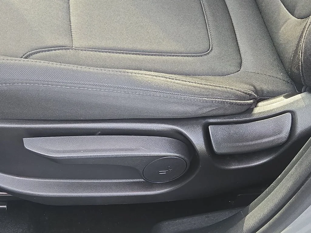 Used 2022 Shimmering Silver Hyundai SE image 27