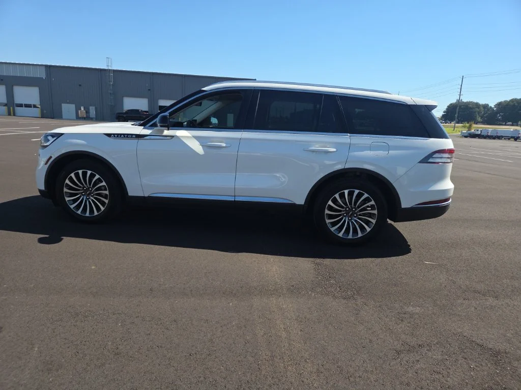 Used 2024 White Lincoln Premiere image 9