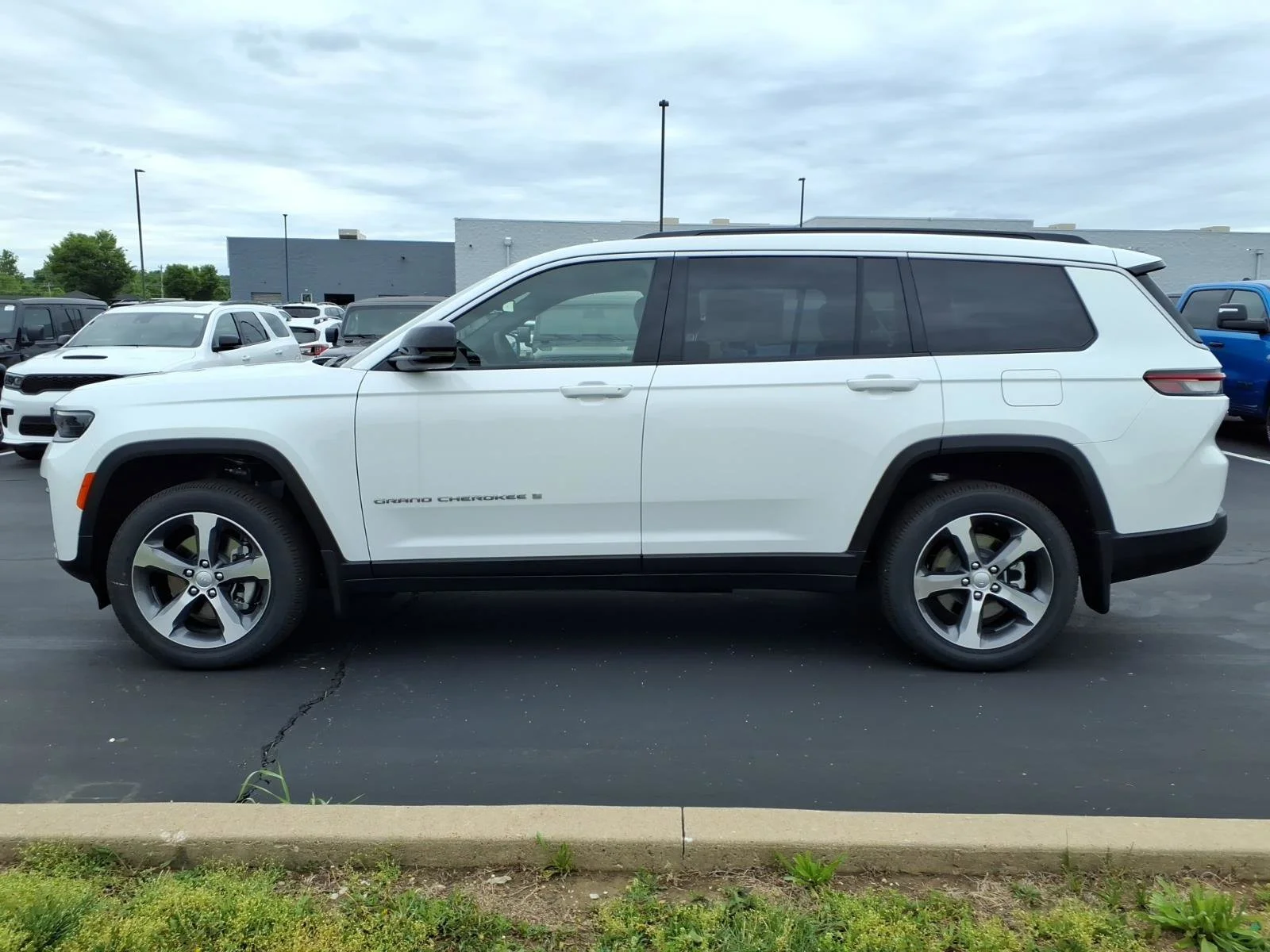 New 2026 Bright White Clear-Coat Exterior Paint Jeep Limited image 3