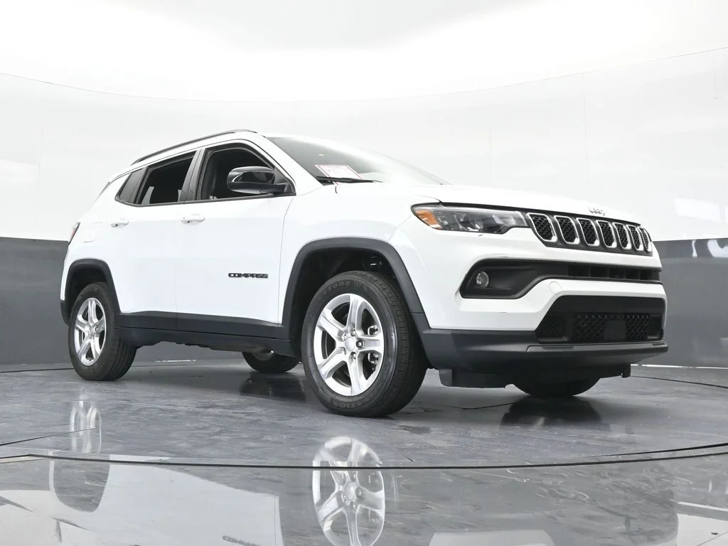 Used 2023 Bright White Clearcoat Jeep Latitude image 25