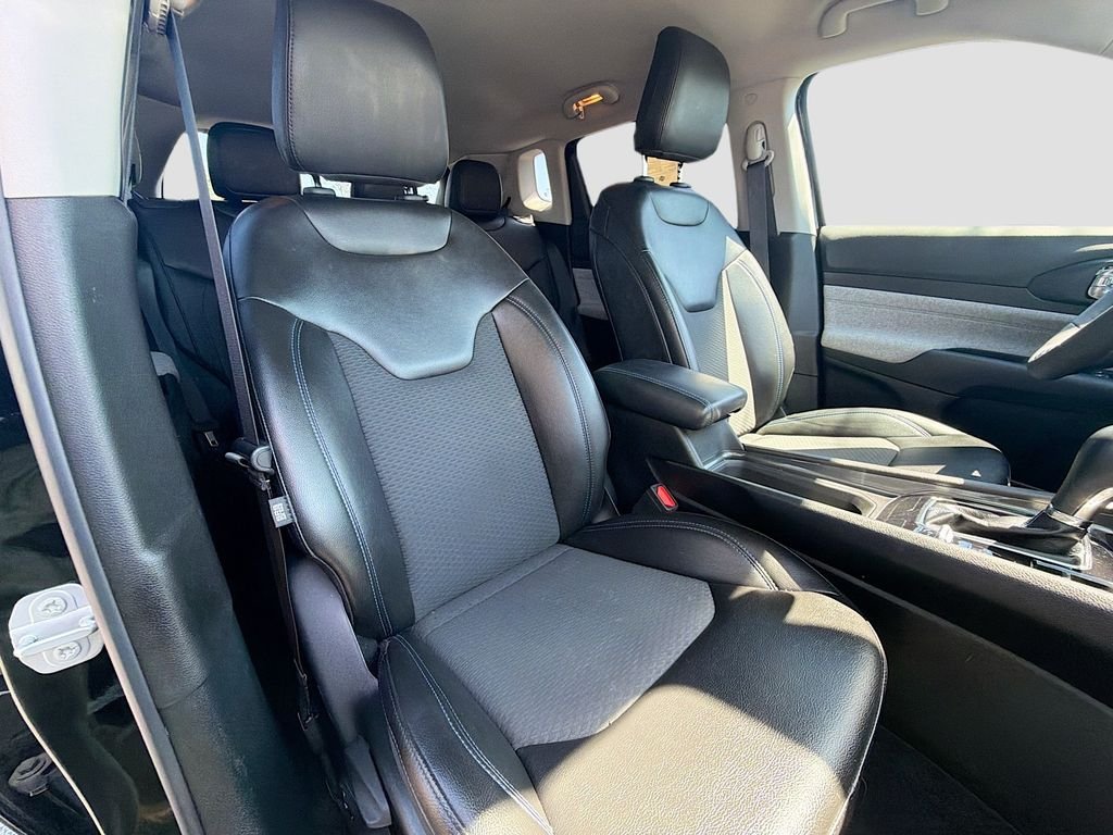 Used 2022 Diamond Black Crystal Pearlcoat Jeep Latitude image 21