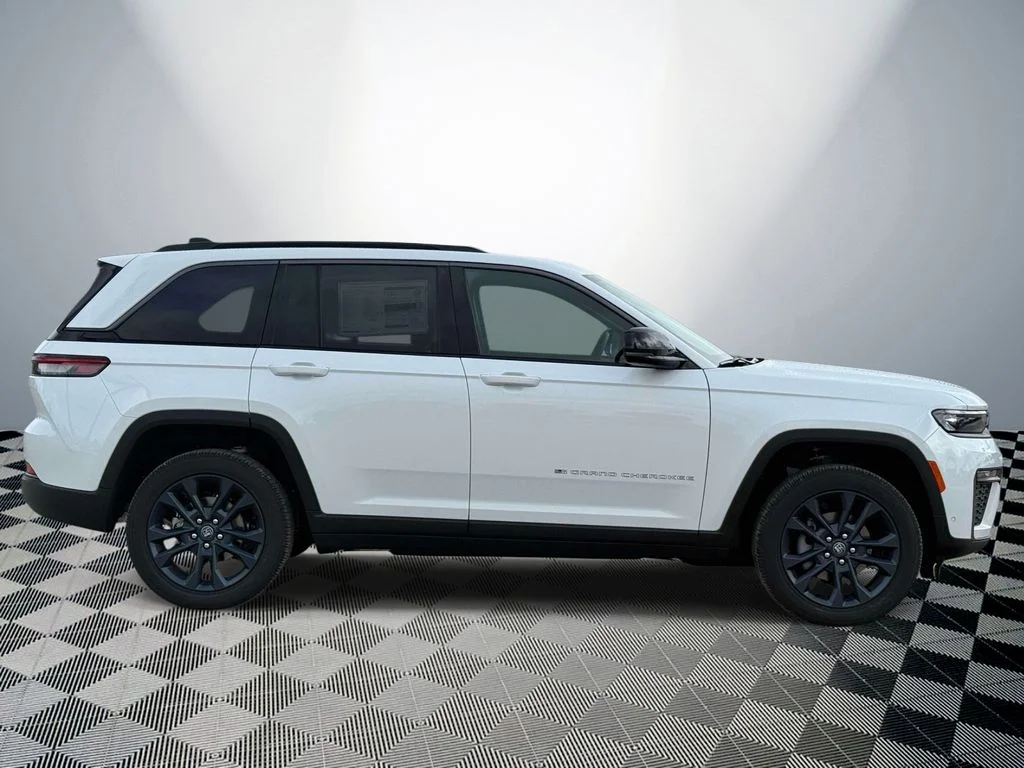 New 2026 Bright White Clear-Coat Exterior Paint Jeep Limited image 6