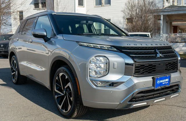 Used 2022 Gray Mitsubishi SEL image 4