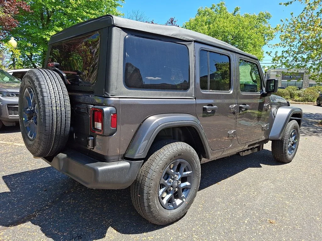 New 2026 Granite Crystal Metallic Clear-Coat Exterior Paint Jeep  image 4