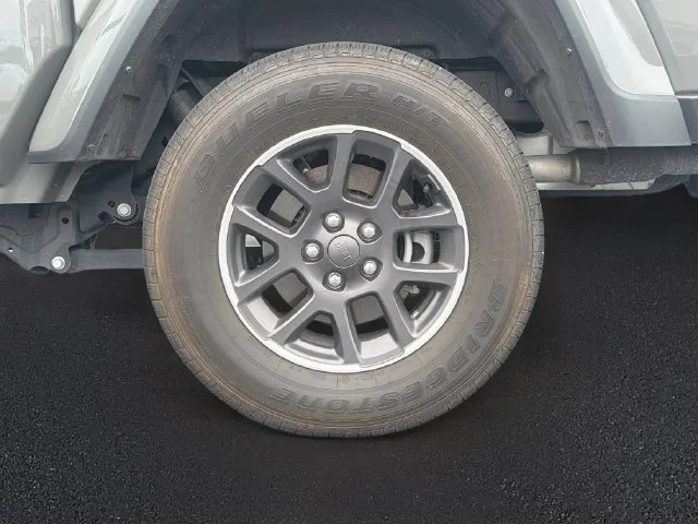Used 2022 Gray Jeep Overland image 10