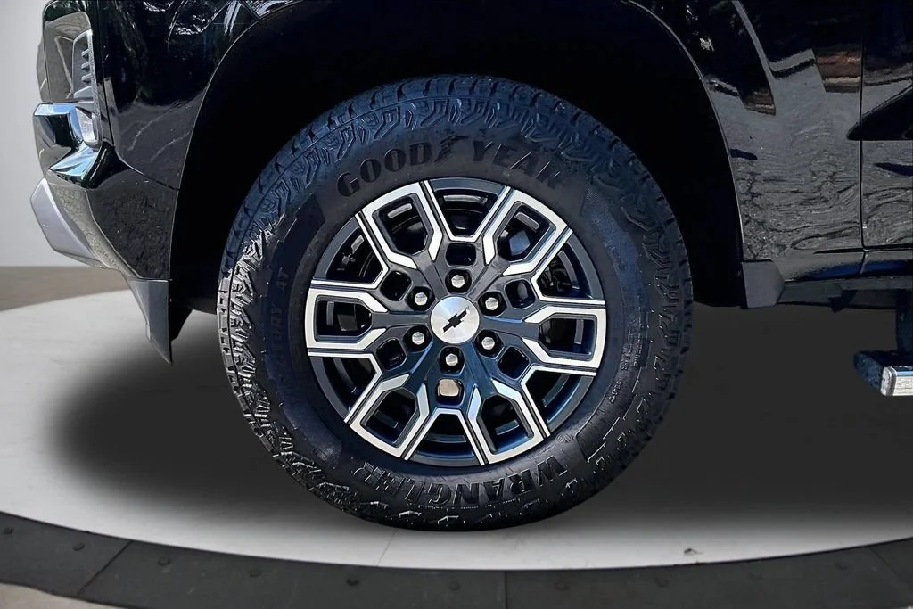 Used 2025 Black Chevrolet Z71 image 34