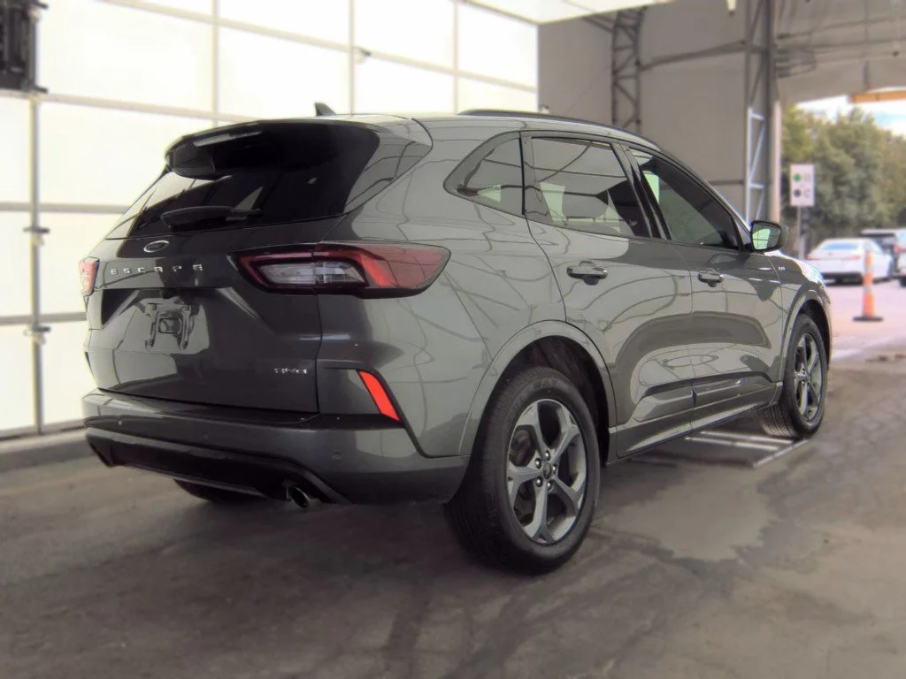 Used 2023 Gray Ford ST-Line image 5