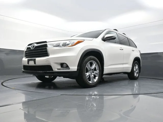 Used 2015 White Toyota Limited image 33