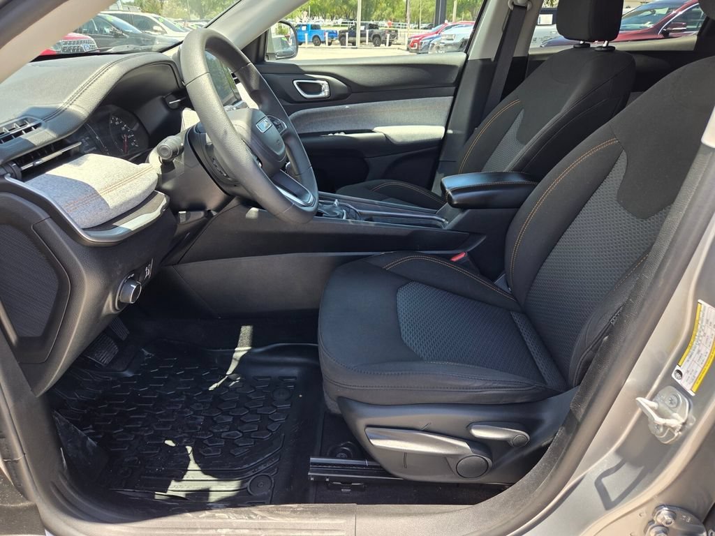 Used 2022  Jeep  image 5