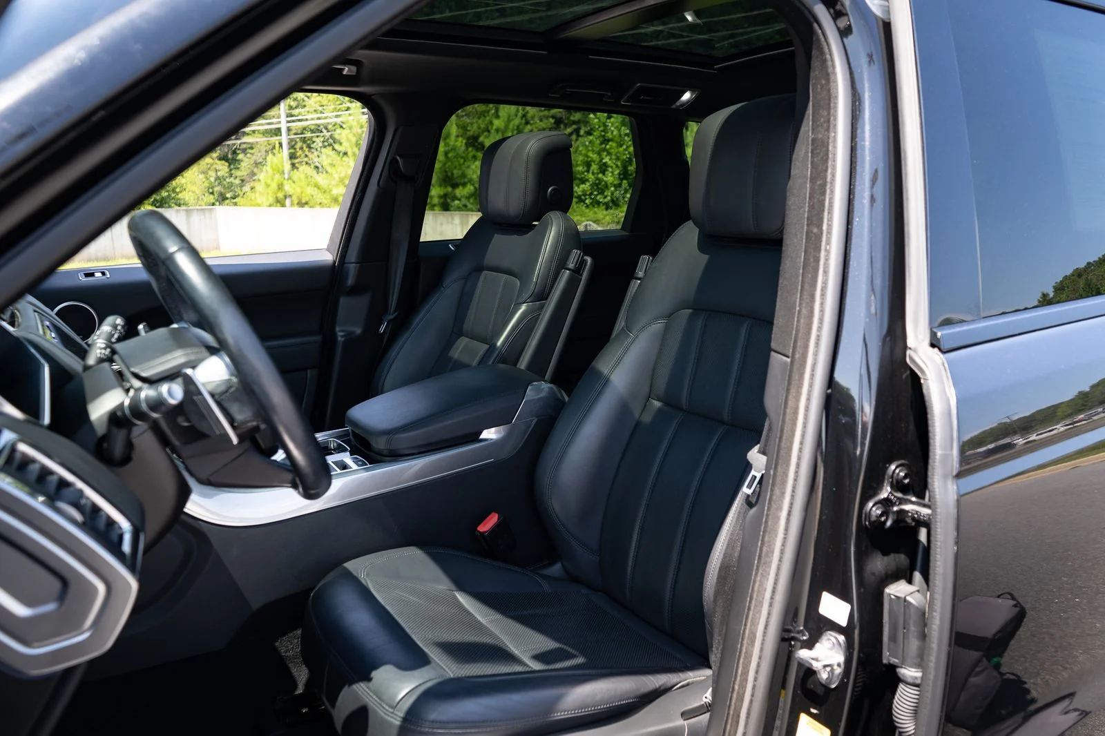 Used 2022 Black Land Rover HSE Silver Edition image 15