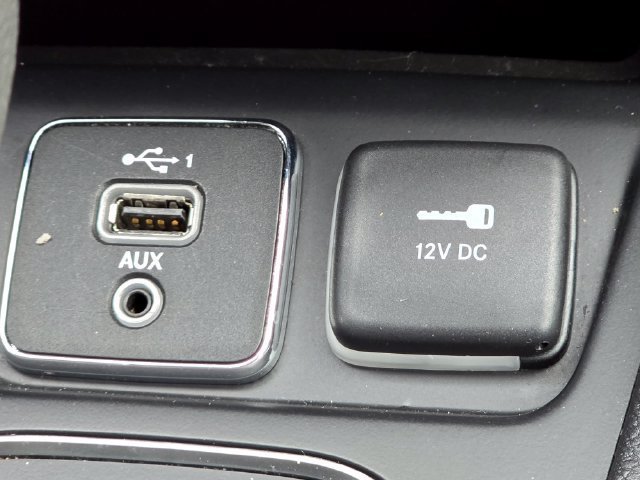 Used 2020 Bright White Clearcoat Jeep Latitude image 12