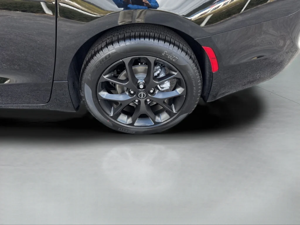 New 2026 Diamond Black Crystal Pearl-Coat Exterior Paint Chrysler Select image 26