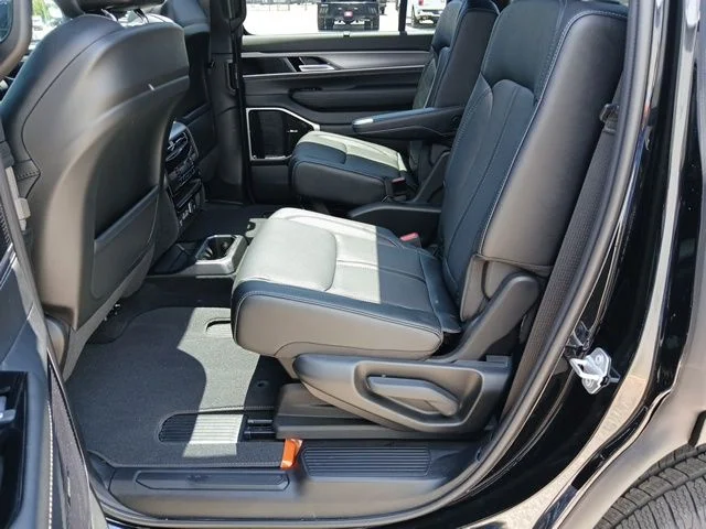 New 2026 High Gloss Black Exterior Paint Jeep Limited Altitude image 23